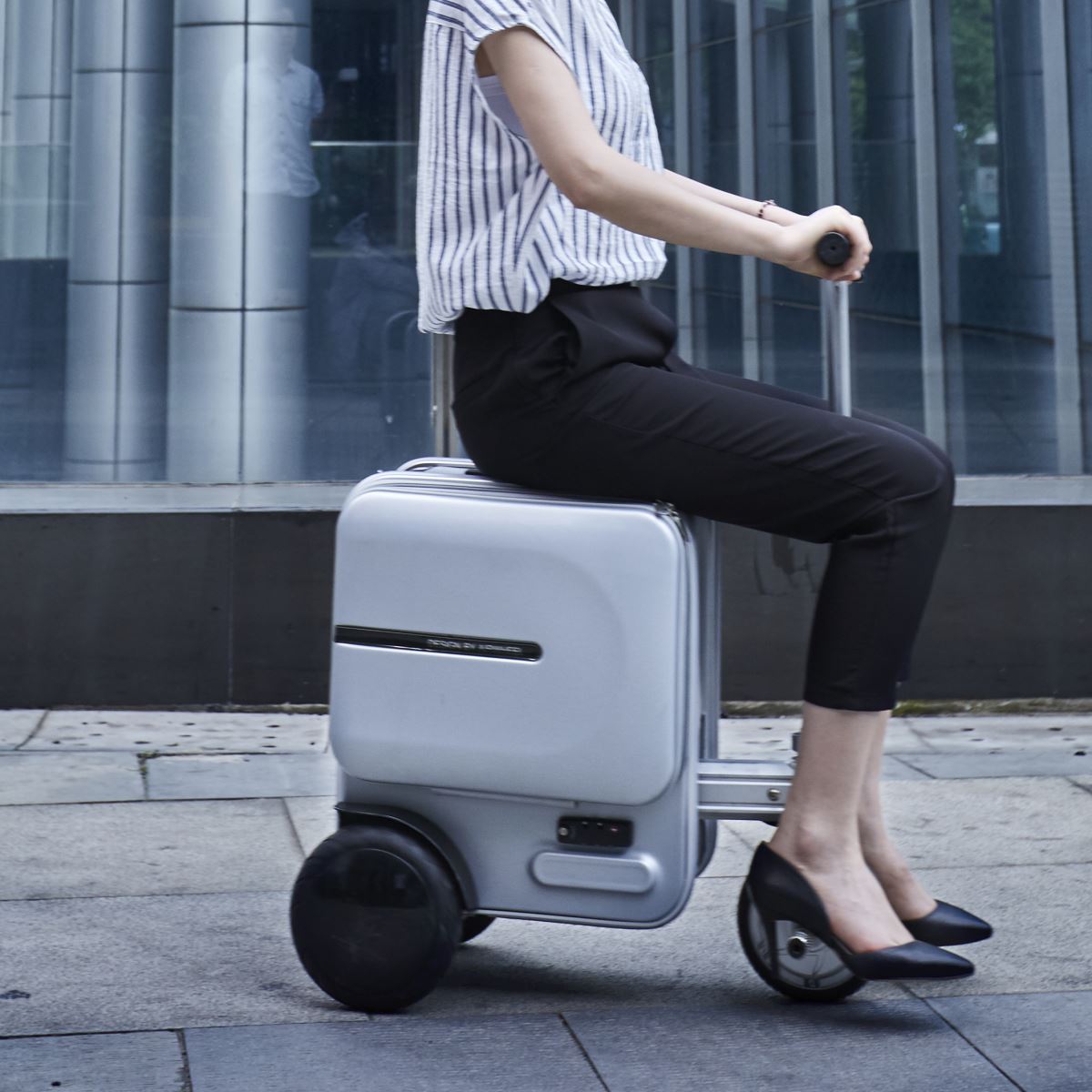 Airwheel SE3 Motorized Rideable Luggage(1).