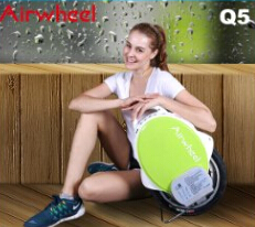 Tuttavia, la più grande specialità di Airwheel Q5 gemellate autobilanciante scooter risiede nel sua innovativa ed elegante colorato LED lampada, che sembra estremamente attraente e bello. 