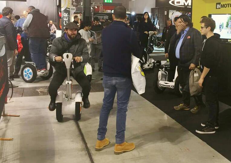 Il Airwheel auto-bilanciante distributori locali scooter elettrico coprono i cinque continenti, venduto in oltre sessanta paesi e regioni.