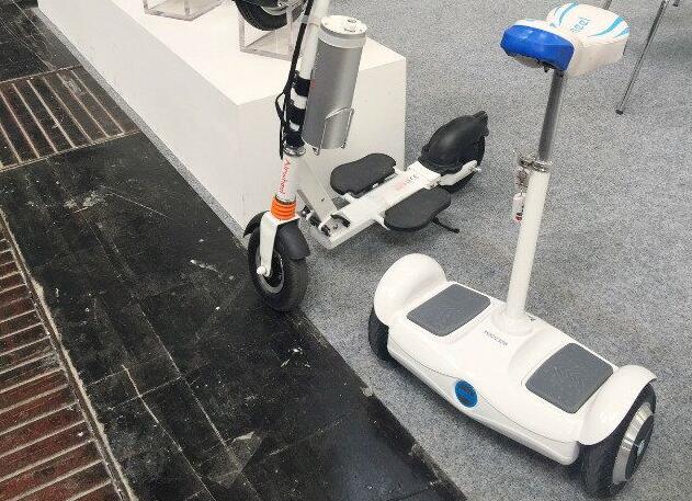  Con este scooter eléctrico de silla de montar equipado, las personas pueden viajar por todo el mercado de forma rápida y segura.