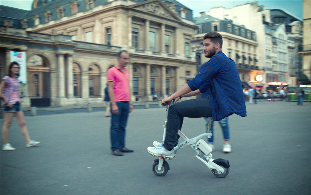 El chip inteligente dentro del scooter hace el proceso de aprendizaje mucho más fácil y mucho más seguro. 