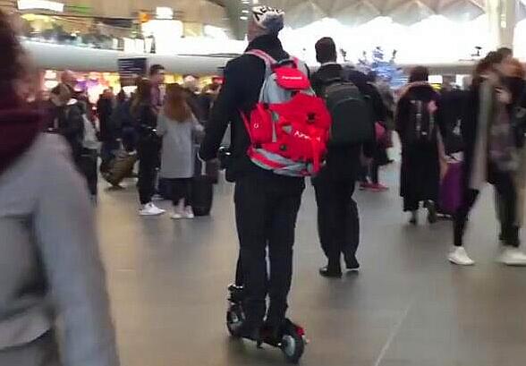 Sin embargo, hay una nueva herramienta de viaje que ha entrado en algunos campus de universidad, que se llama scooter eléctrico Airwheel.