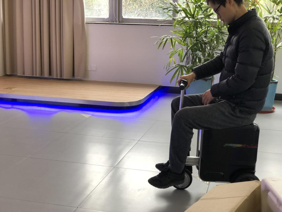 Airwheel SE3 Tech Luggage