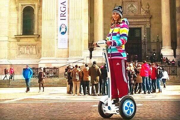 For the coming Mother's Day, prepare an Airwheel intelligent self-balancing scooter.